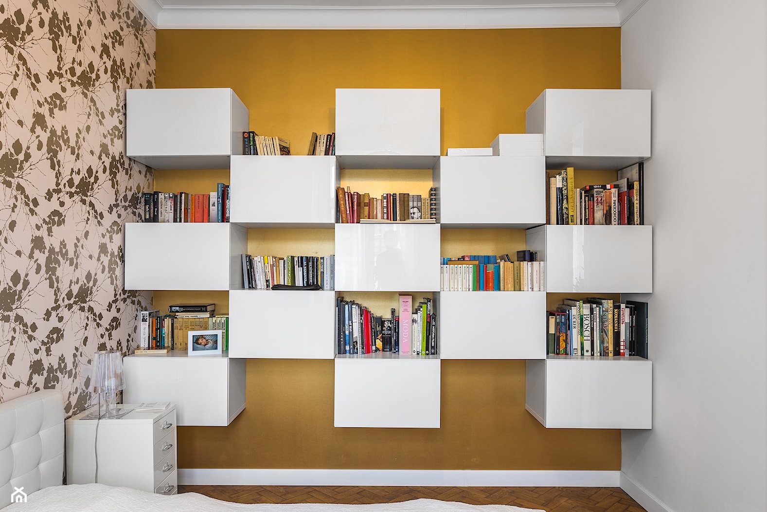 MIESZKANIE NA MOKOTOWIE - Mała biała żółta sypialnia, styl nowoczesny - zdjęcie od Grupa Hybryda - Homebook