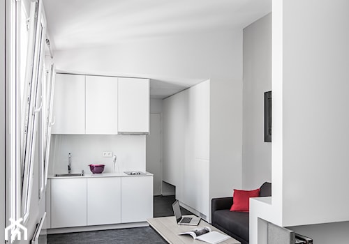 STUDIO PLACE DE LA BASTILLE_Paryż - Mała otwarta z salonem biała z podblatowym zlewozmywakiem kuchnia jednorzędowa z oknem, styl minimalistyczny - zdjęcie od Grupa Hybryda