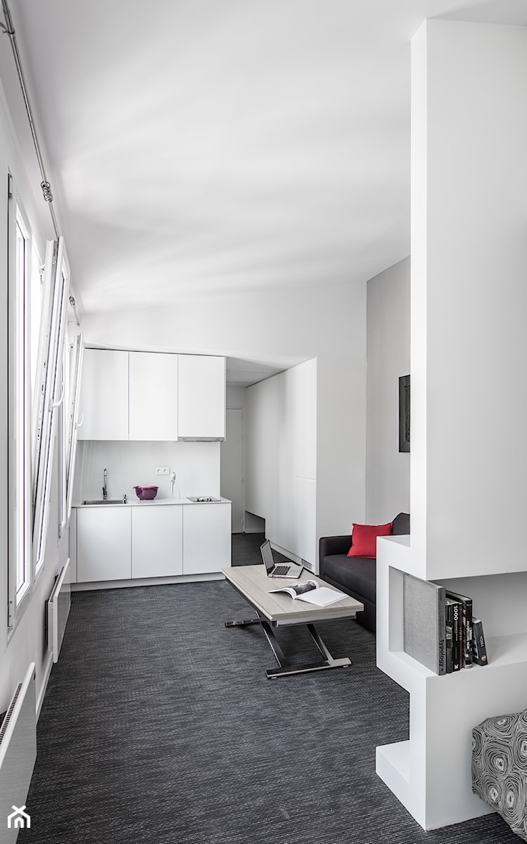 STUDIO PLACE DE LA BASTILLE_Paryż - Mała otwarta z salonem biała z podblatowym zlewozmywakiem kuchnia jednorzędowa z oknem, styl minimalistyczny - zdjęcie od Grupa Hybryda