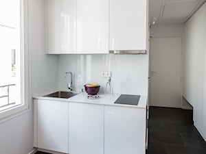 STUDIO PLACE DE LA BASTILLE_Paryż - Mała otwarta z salonem biała z zabudowaną lodówką z podblatowym zlewozmywakiem kuchnia jednorzędowa z oknem, styl minimalistyczny - zdjęcie od Grupa Hybryda