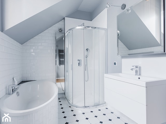 Łazienka z białą cegiełką i płytkami octagonalnymi
