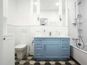 Łazienka z białymi i heksagonalnymi płytkami - zdjęcie od CARREA