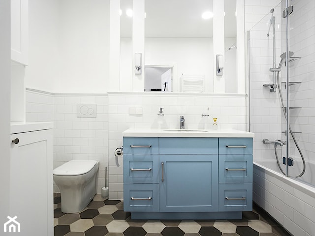 Łazienka z biała cegiełką i płytkami heksagonalnymi