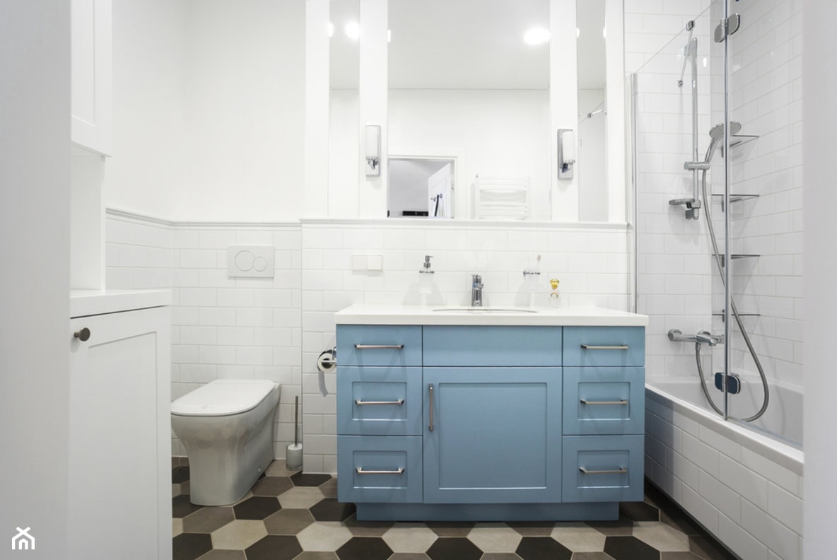 Łazienka z białymi i heksagonalnymi płytkami - zdjęcie od CARREA - Homebook