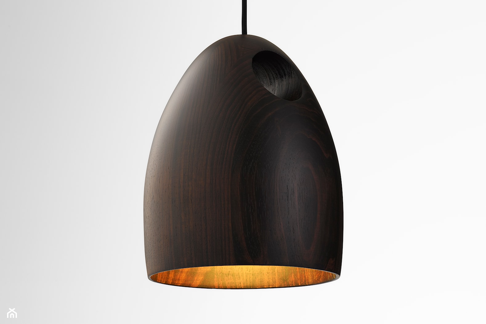 OAK Black - Ross Gardam, drewniana, dębowa lampa wisząca - zdjęcie od ilumia.pl - Homebook