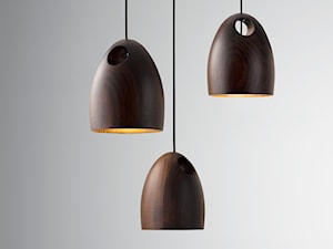 OAK Black - Ross Gardam, drewniana, dębowa lampa wisząca - zdjęcie od ilumia.pl