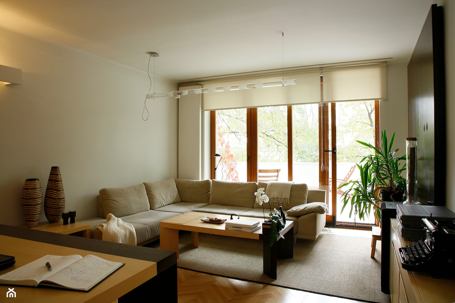 Wnętrza apartamentu w Krakowie - Średni biały salon z kuchnią z tarasem / balkonem, styl nowoczesny - zdjęcie od KJ Architekci - Homebook