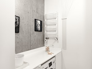 Mieszkanie Architekta - Mała na poddaszu bez okna z pralką / suszarką łazienka, styl nowoczesny - zdjęcie od Black Oak Studio