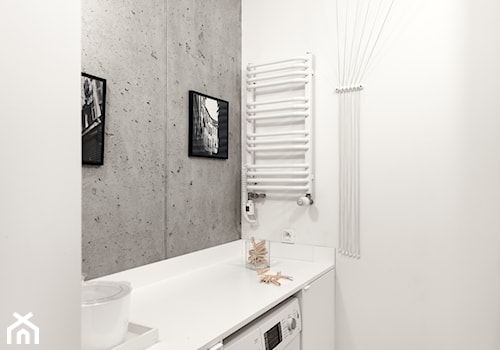 Mieszkanie Architekta - Mała na poddaszu bez okna z pralką / suszarką łazienka, styl nowoczesny - zdjęcie od Black Oak Studio