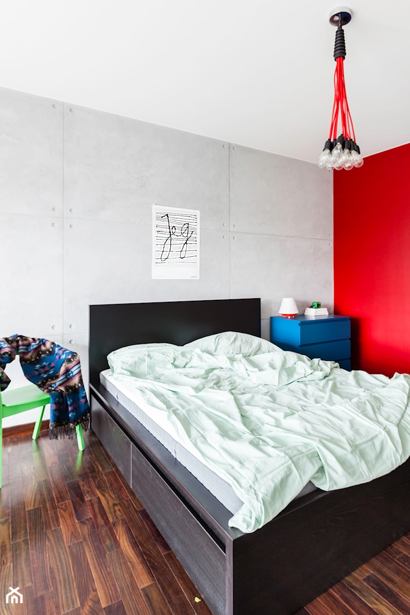Nowoczesny LOFT - Średnia czerwona szara sypialnia, styl nowoczesny - zdjęcie od Black Oak Studio