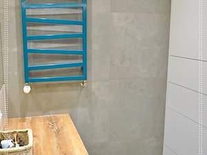 Tonąc w turkusie - Mała na poddaszu bez okna łazienka, styl skandynawski - zdjęcie od PTW Studio