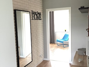 Mieszkanie singla - Średni z wieszakiem biały szary hol / przedpokój, styl skandynawski - zdjęcie od PTW Studio