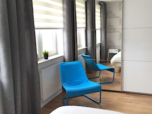 Mieszkanie singla - Mała szara sypialnia, styl nowoczesny - zdjęcie od PTW Studio