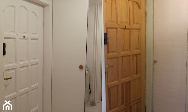 drzwi pomalowane na biało