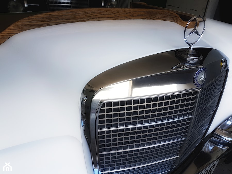 Luksusowe biurko z samochodu Mercedes W108 białe - zdjęcie od Rekreator Design