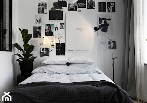 Mała biała sypialnia, styl skandynawski - zdjęcie od Makehomeeasier.pl
