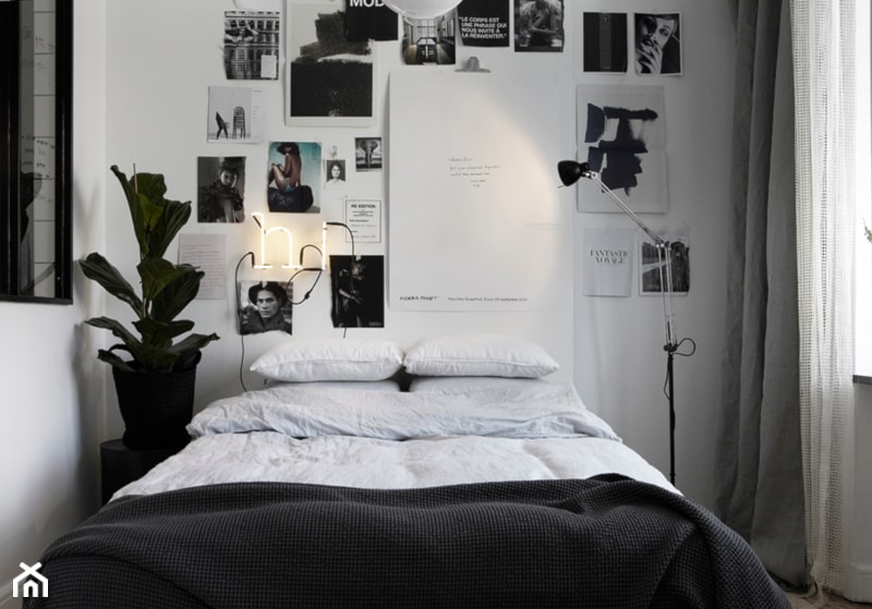 Mała biała sypialnia, styl skandynawski - zdjęcie od Makehomeeasier.pl