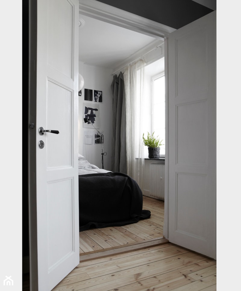 Średnia biała sypialnia, styl skandynawski - zdjęcie od Makehomeeasier.pl
