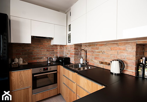 Mieszkanie dla młodych - Średnia otwarta brązowa z lodówką wolnostojącą z podblatowym zlewozmywakiem kuchnia w kształcie litery u, styl nowoczesny - zdjęcie od Za murami za dachami
