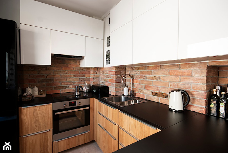 Mieszkanie dla młodych - Średnia otwarta brązowa z lodówką wolnostojącą z podblatowym zlewozmywakiem kuchnia w kształcie litery u, styl nowoczesny - zdjęcie od Za murami za dachami
