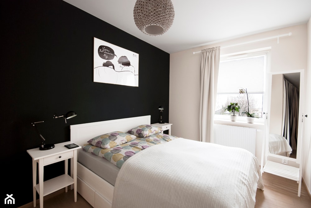 Mieszkanie dla młodych - Mała beżowa czarna sypialnia, styl nowoczesny - zdjęcie od Za murami za dachami - Homebook