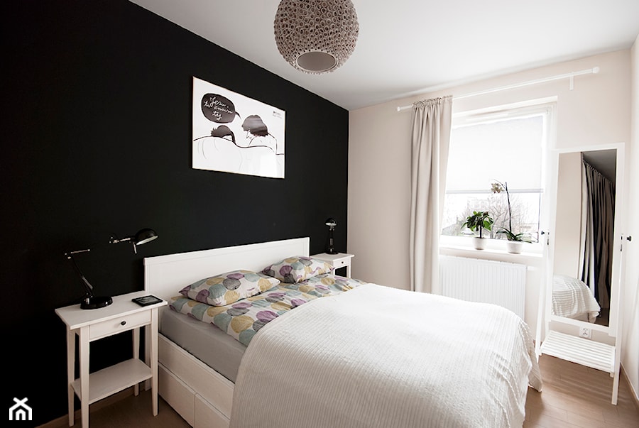 Mieszkanie dla młodych - Mała beżowa czarna sypialnia, styl nowoczesny - zdjęcie od Za murami za dachami