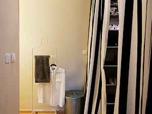 Mieszkanie dla młodych - Mała zamknięta garderoba przy sypialni, styl nowoczesny - zdjęcie od Za murami za dachami