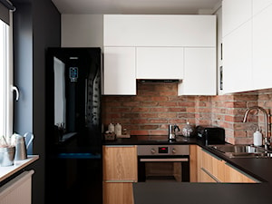 Mieszkanie dla młodych - Mała otwarta z salonem biała szara z zabudowaną lodówką z nablatowym zlewozmywakiem kuchnia w kształcie litery g, styl nowoczesny - zdjęcie od Za murami za dachami