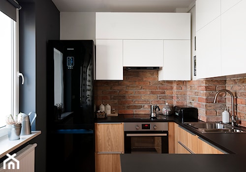 Mieszkanie dla młodych - Mała otwarta z salonem biała szara z zabudowaną lodówką z nablatowym zlewozmywakiem kuchnia w kształcie litery g, styl nowoczesny - zdjęcie od Za murami za dachami
