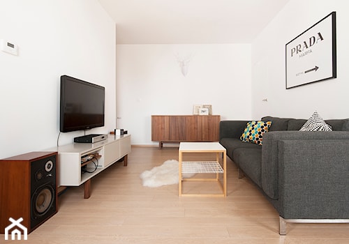 Mieszkanie dla młodych - Mały biały salon, styl nowoczesny - zdjęcie od Za murami za dachami