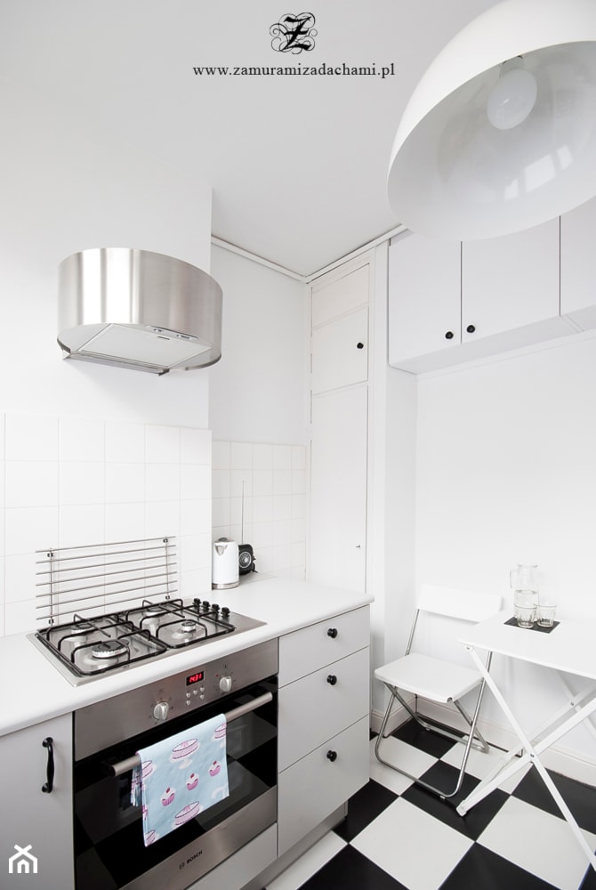 Czarno-biała kuchnia - Mała biała kuchnia, styl skandynawski - zdjęcie od Za murami za dachami
