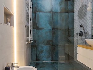 Apartament M&P - Średnia bez okna z marmurową podłogą z punktowym oświetleniem łazienka, styl nowoczesny - zdjęcie od Kraupe Studio