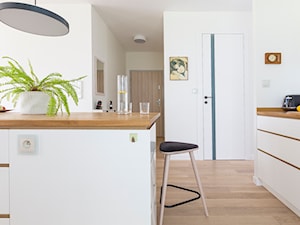 Apartament M&P - Średnia otwarta biała z zabudowaną lodówką kuchnia z wyspą lub półwyspem, styl nowoczesny - zdjęcie od Kraupe Studio