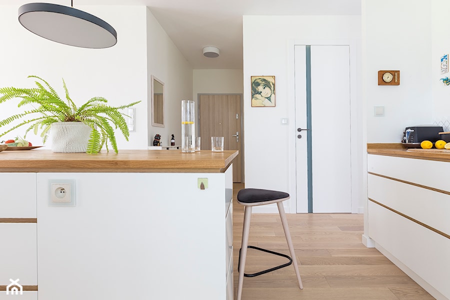 Apartament M&P - Średnia otwarta biała z zabudowaną lodówką kuchnia z wyspą lub półwyspem, styl nowoczesny - zdjęcie od Kraupe Studio