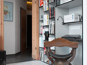 Kawalerka w Poznaniu - Małe z zabudowanym biurkiem szare biuro, styl skandynawski - zdjęcie od Kraupe Studio