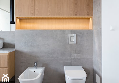 Łazienka i toaleta P&O - Bez okna z lustrem z punktowym oświetleniem łazienka, styl nowoczesny - zdjęcie od Kraupe Studio