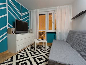 M2 Jodełka - Mały biały niebieski salon z tarasem / balkonem, styl skandynawski - zdjęcie od Kraupe Studio