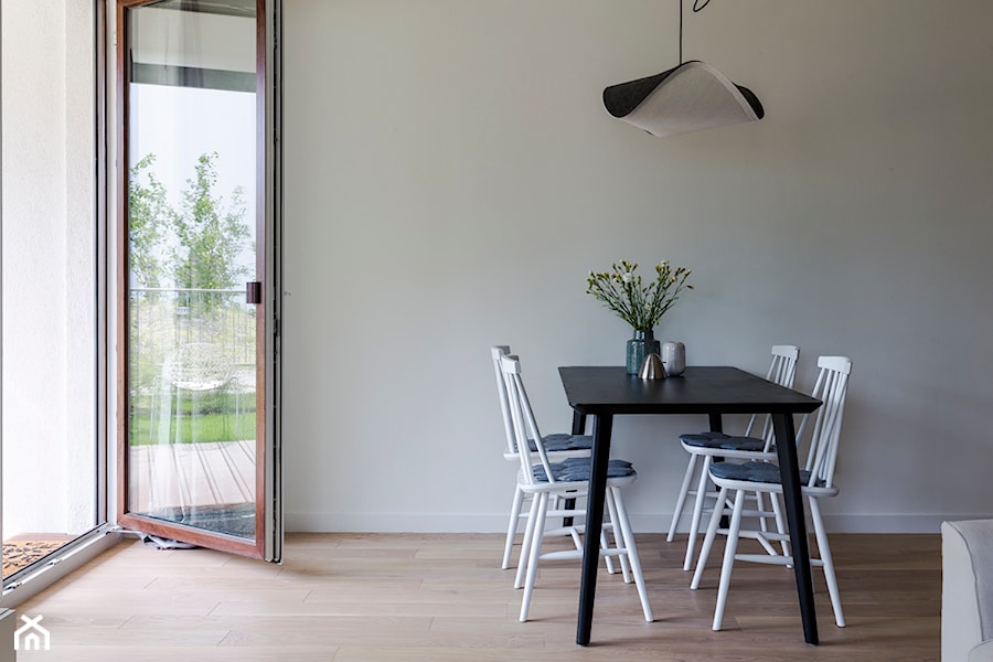 Apartament M&P - Średnia biała jadalnia w salonie, styl skandynawski - zdjęcie od Kraupe Studio