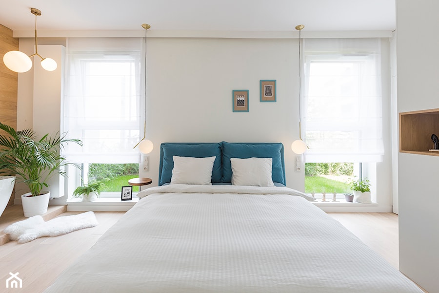 Apartament M&P - Średnia biała sypialnia, styl nowoczesny - zdjęcie od Kraupe Studio