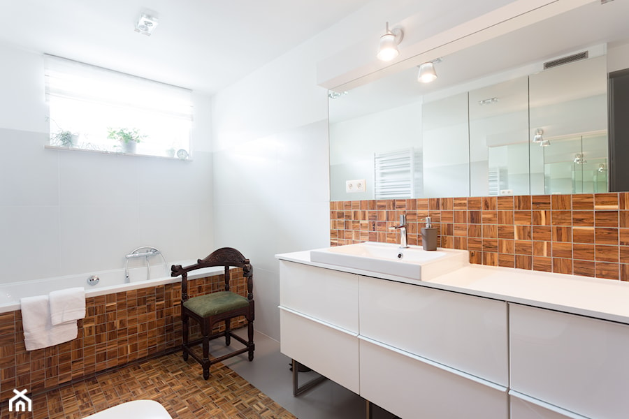 Dom pod Poznaniem - Średnia łazienka z oknem, styl nowoczesny - zdjęcie od Kraupe Studio