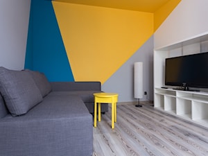 Kawalerka w Trójkaty - Średni biały niebieski szary żółty salon, styl skandynawski - zdjęcie od Kraupe Studio