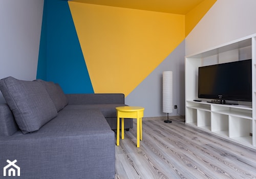 Kawalerka w Trójkaty - Średni biały niebieski szary żółty salon, styl skandynawski - zdjęcie od Kraupe Studio