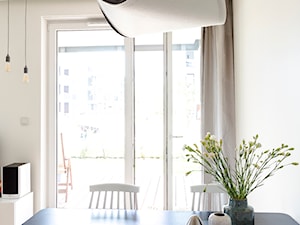 Apartament M&P - Średnia biała jadalnia w salonie, styl skandynawski - zdjęcie od Kraupe Studio