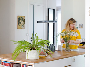 Apartament M&P - Duża otwarta biała kuchnia w kształcie litery l z wyspą lub półwyspem, styl nowoczesny - zdjęcie od Kraupe Studio