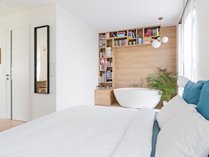 Apartament M&P - Średnia biała sypialnia z łazienką, styl nowoczesny - zdjęcie od Kraupe Studio