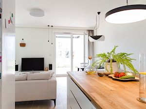Apartament M&P - Średni biały salon z kuchnią z jadalnią z tarasem / balkonem, styl nowoczesny - zdjęcie od Kraupe Studio