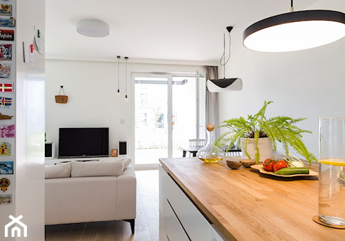 Apartament M&P - Średni biały salon z kuchnią z jadalnią z tarasem / balkonem, styl nowoczesny - zdjęcie od Kraupe Studio