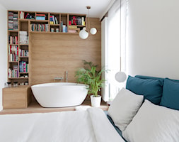 Apartament M&P - Mała biała sypialnia, styl nowoczesny - zdjęcie od Kraupe Studio - Homebook