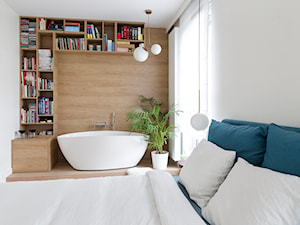 Apartament M&P - Mała biała sypialnia, styl nowoczesny - zdjęcie od Kraupe Studio