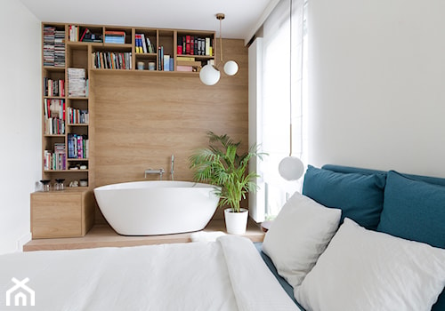 Apartament M&P - Mała biała sypialnia, styl nowoczesny - zdjęcie od Kraupe Studio